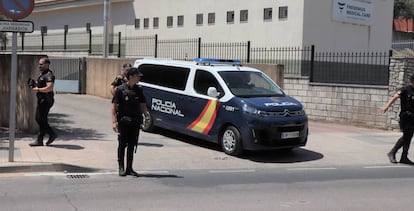 Un traslado policial en los juzgados de Cáceres el pasado 11 de enero, dentro del juicio por el caso Atrio sobre el robo de botellas.