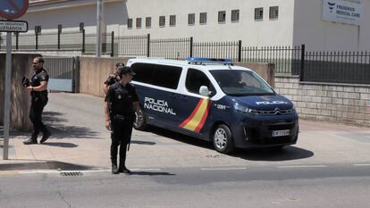 Un traslado policial en los juzgados de Cáceres el pasado 11 de enero, dentro del juicio por el caso Atrio sobre el robo de botellas.