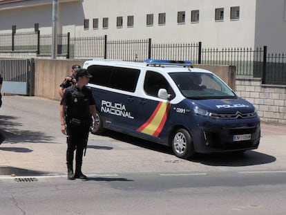 Un traslado policial en los juzgados de Cáceres el pasado 11 de enero, dentro del juicio por el caso Atrio sobre el robo de botellas.