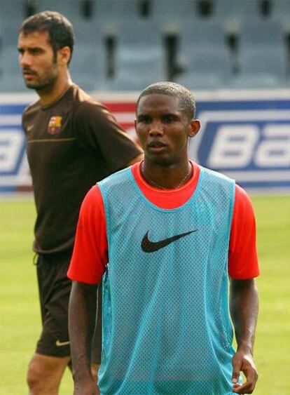 Eto&#39;o, junto a Guardiola, en un entrenamiento del Barça.