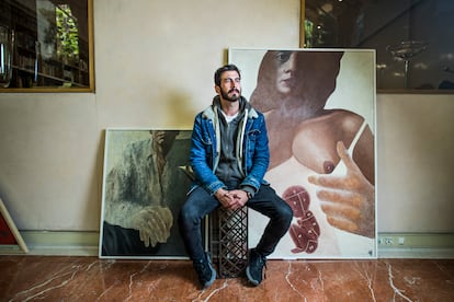 Miki Aute, el pasado miércoles en la sede de la SGAE, fotografiado con pinturas de su padre. 