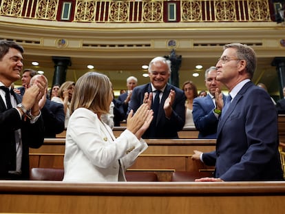 Feijóo recibía el aplauso de sus diputados al llegar a la sesión constitutiva del Congreso, el jueves.