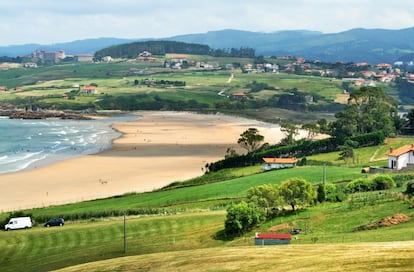 Debido a la presión turística procedente de Comillas y San Vicente de la Barquera son muchos los bañistas que acuden aquí esperando las comodidades de una playa urbana, desconociendo que Oyambre está declarada parque natural. Y de los más amenazados de la costa cantábrica. A su largo brazo de arena y verdor interrumpido por el cabo de Oyambre se une un precioso sistema de dunas, marismas, acantilados y bosquetes responsables de su biodiversidad. Varios aparcamientos gratuitos, a medio kilómetro de la arena, solventan el tráfico rodado. A la hora de bañarse hay que respetar las zonas habilitadas y las banderas de aviso, puesto que las corrientes son traicioneras, si bien los alumnos de Oyambre Surf (<a href="https://oyambresurf.com/" target="_blank">oyambresurf.com</a>) son los que mejor aprovechan este oleaje. Los paseantes la disfrutan mucho mejor en bajamar. En la zona occidental de la playa, coincidiendo con la parte menos castigada por las corrientes, se erige el monolito que recuerda el aterrizaje forzoso en 1929 del 'Pájaro Amarillo', el primer avión trasatlántico que tocó tierra española.