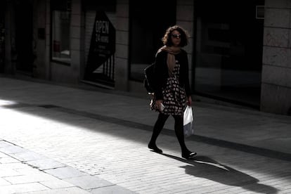 Una mujer pasea por la calle Preciados.