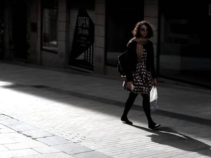 Una mujer pasea por la calle Preciados.