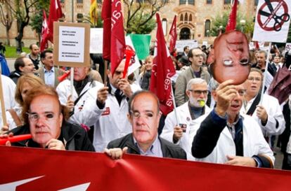 Protesta de los médicos catalanes en la consejería de Salud.