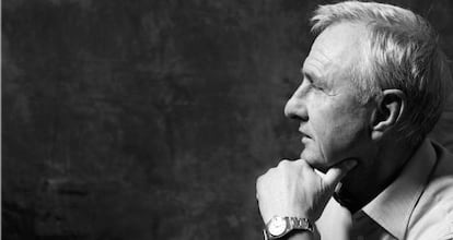 Cruyff usa um Rolex de ouro que o acompanha há 30 anos, e veste calça e camisa de Ermenegildo Zegna.