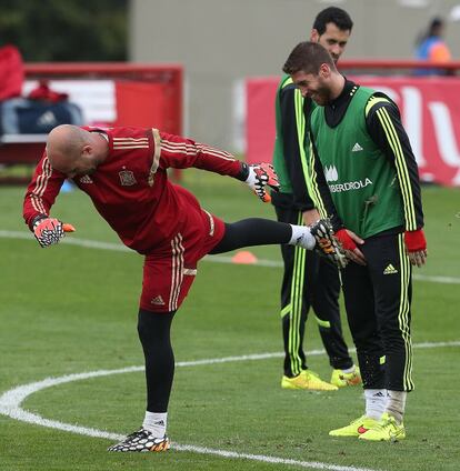 Reina y Ramos bromean durante el entrenamiento