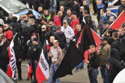 Un grupo de manifestantes neo-nazis participan en una marcha en Érfut, Alemania.