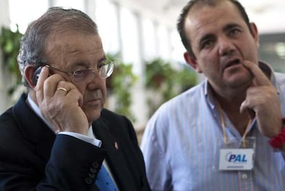 El alcalde de El Ejido, Juan Enciso, atiende una llamada el día de las elecciones junto a un interventor de su partido.