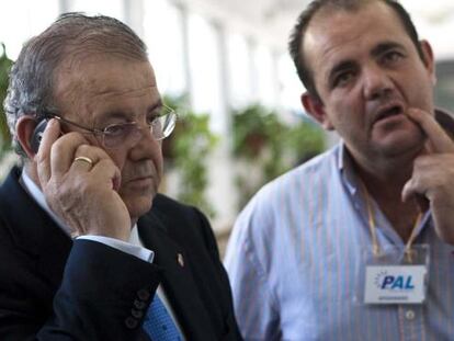 El alcalde de El Ejido, Juan Enciso, atiende una llamada el día de las elecciones junto a un interventor de su partido.