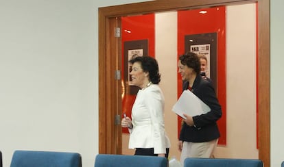 La ministra portavoz, Isabel Celaa, entra en la sala de prensa de La Moncloa seguida de la titular de Trabajo, Magdalena Valerio