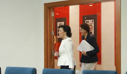 La ministra portavoz, Isabel Celaa, entra en la sala de prensa de La Moncloa seguida de la titular de Trabajo, Magdalena Valerio