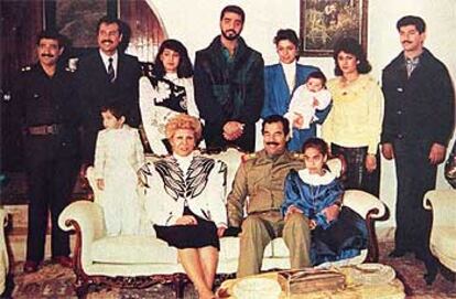 La familia de Sadam Husein, antes de su desintegración, en una imagen de 1990 que registra al ex gobernante iraquí sentado en el centro, y arriba, de izquerda a derecha, sus yernos Husein Kamel y Sadam Kamel (asesinados en 1996) y sus hijos Rana, Uday, Ragad y Qusay.