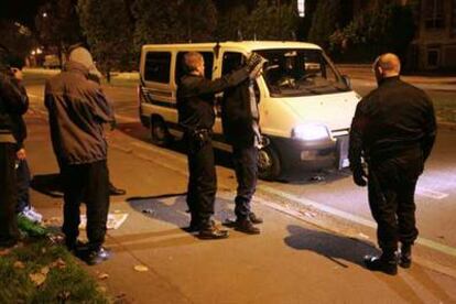 Agentes antidisturbios registran el miércoles a un joven en un barrio de Lille, en el norte del país.