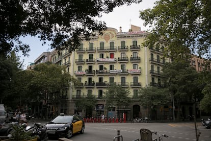 Pancartas con quejas por la subida de precios en un edificio del Eixample. 