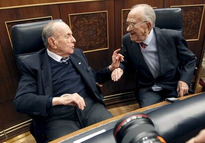 Manuel Fraga (i), y el entonces secretario general del PCE, Santiago Carrillo (d), conversan durante el acto que se celebró en el Congreso de los Diputados con motivo del 30 aniversario del intento de golpe de estado del 23-F.