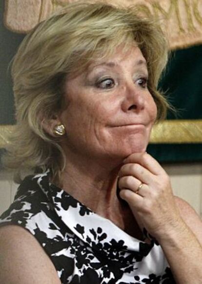 Esperanza Aguirre presidió ayer el Día de la Facultad de Económicas de la UNED. Entregó una medalla póstuma a la viuda del presidente de la Cámara de Cuentas de Madrid Manuel Jesús González, fallecido en septiembre de 2001.