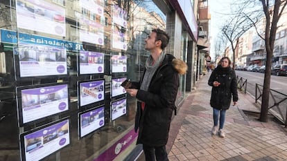 Un joven observa la oferta de pisos de una inmobiliaria en Madrid.