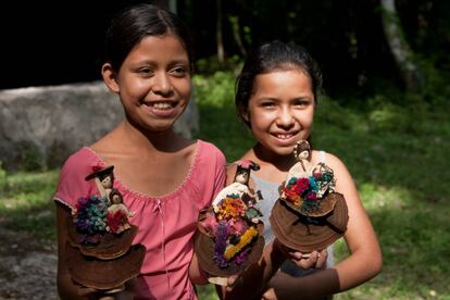 Niñas de cultura maya enseñan artesanías tipicas de Uaxactún