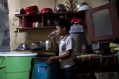 Un niño bebe agua dentro de una casa. Antes de hacerlo, debe asegurarse que no está contaminada. Un balde de agua tratada puede costar unos 3,5 soles (0,79 euros).
