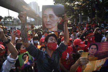 Un grupo de activistas de Myanmar sostiene el retrato de Aung San Suu Kyi, durante una protesta frente a la embaja de Myanmar de Bangkok (Tailandia).