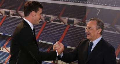 Gareth Bale saluda a Florentino P&eacute;rez durante su presentaci&oacute;n. 