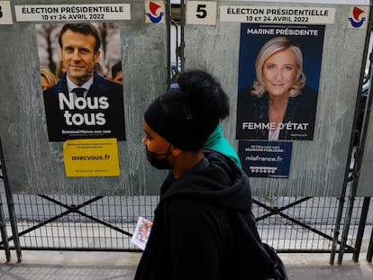 Carteles electorales de Emmanuel Macron y Marine Le Pen, el 4 de abril en París.