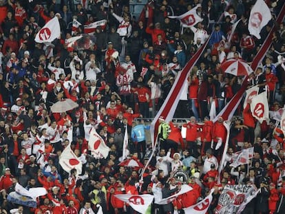 Hinchas de River celebrando el triunfo frente al Sanfrecce Hiroshima.