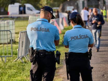 Dos agentes de la policía portuguesa.
