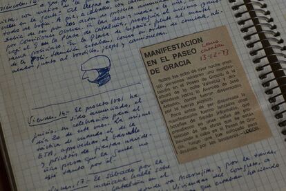 Detall de l'interior d'una de les llibretes a on es pot veure el dibuix d'un "gris" al costat d'un retall de diari relatiu a una manifestació al Passeig de Gràcia.