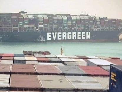 El buque 'Ever Given', encallado en el canal de Suez.