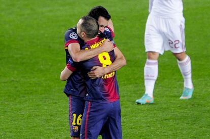 Busquets se abraza con Iniesta.