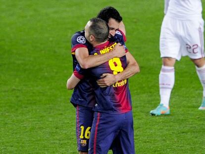 Busquets se abraza con Iniesta.
