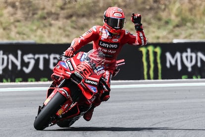 Kierowca zespołu Ducati Lenovo, Marc Marquez, podczas wyścigu sprinterskiego Grand Prix Czech na torze Masaryka w Brnie, Czechy, 19 lipca 2025 r.