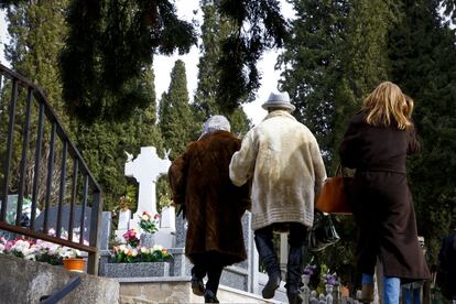 Ascensión abandona el cementerio de Guadalajara para descansar tras presenciar durante toda la mañana la exhumación de la fosa donde yace su padre. "Ahora puedo irme tranquila. Yo quiero que me entierren con él", decía.