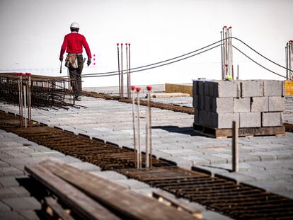 Un empleado de la construcción en Picanya (Valencia) en enero.