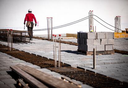 Un empleado de la construcción en Picanya (Valencia) en enero.