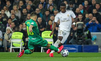 Vinicius regatea a Gorosabel en el partido de Copa ante la Real.