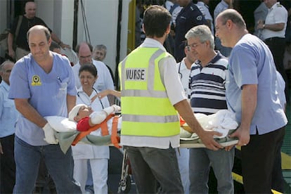 Una niña de 13 años, de nacionalidad francesa y alemana, herida en uno de los ataques israelíes contra el Líbano, a su llegada a Chipre en el barco Ierapetra. La niña, que ha perdido a sus padres, será atendida por los servicios médicos antes de seguir adelante en su viaje.