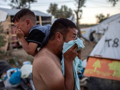Un padre y su hijo en unos enfrentamientos en Lesbos (Grecia).