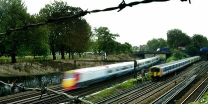 Trenes cerca de la estación de Clapham Junction en Londres