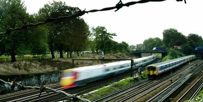 Trenes cerca de la estaci&oacute;n de Clapham Junction en Londres