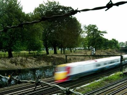 Trenes cerca de la estaci&oacute;n de Clapham Junction en Londres