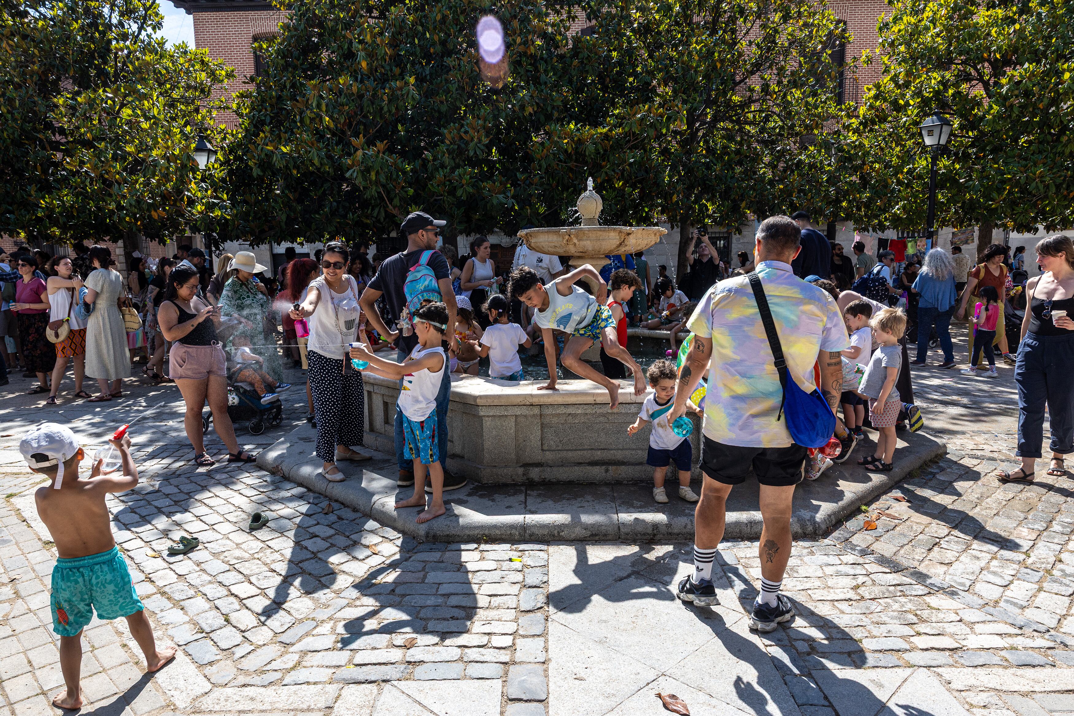 Protesta de los vecinos de La Latina ante la inacción de la Administración autonómica frente a las olas de calor y la falta de climatización en los colegos, Reclaman una climatización y un acondicionamiento térmico de aulas y patios.