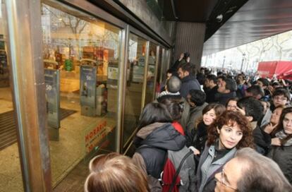 Inicio de la rebajas en unos grandes almacenes del centro de Barcelona.