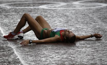 La atleta portuguesa Ana Dulce Felix desplomada en el suelo tras concluir la prueba de maratón.