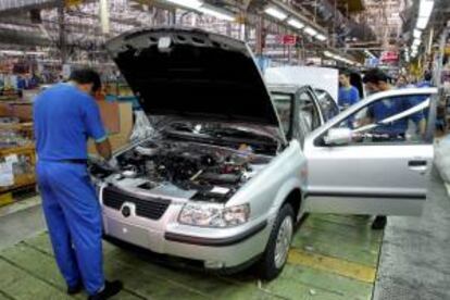 Trabajadores de una compañía que fabrica automóviles. EFE/Archivo