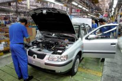 Trabajadores de una compa?a que fabrica automviles. EFE/Archivo