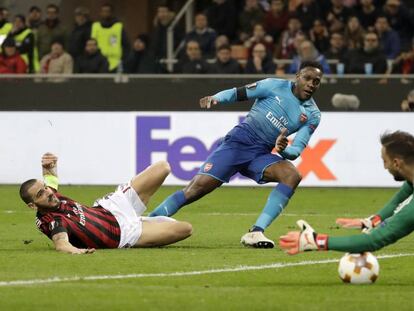 Donnarumma detiene un disparo de Welbeck durante el partido entre Mil&aacute;n y Arsenal en San Siro.